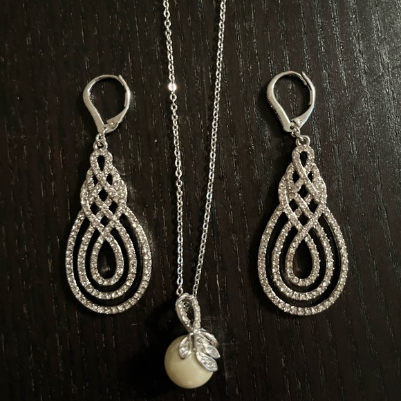 NWT beautiful Diamond and pearl charter club costume jewelry set. - Picture 2 of 3